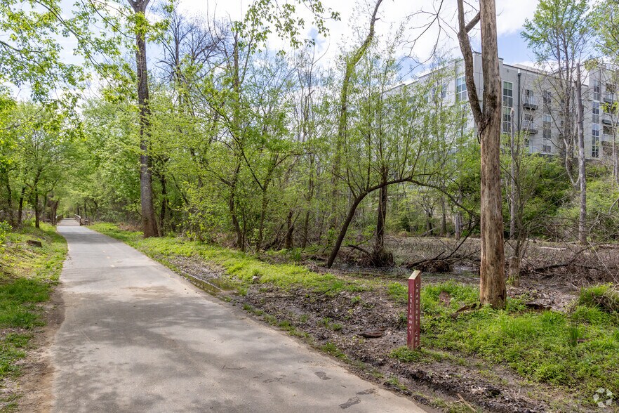 More Photos Of 900 E Six Forks Rd, Raleigh Apartments For Lease
