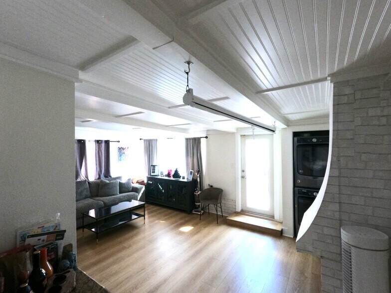 More Photos Of 72 62nd Pl, Long Beach Restaurant For Sale