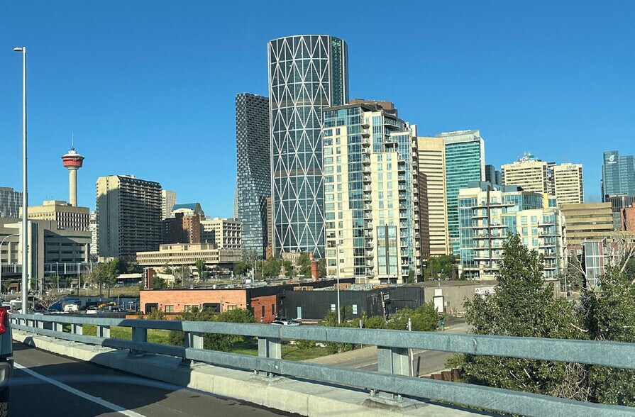 More Photos Of 417 Riverfront Av SE, Calgary Restaurant For Lease