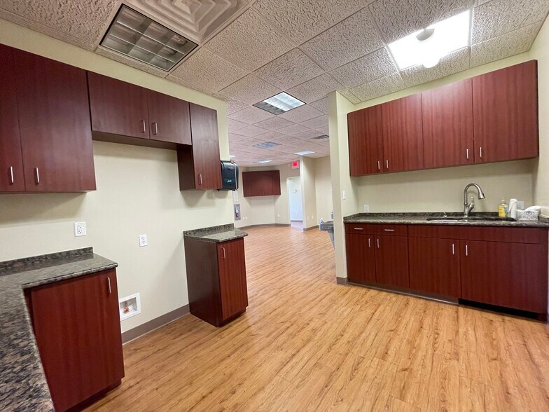 More Photos Of 13680 NW 104th Ter, Alachua Office For Sale