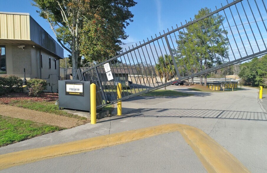 More Photos Of 942 Capital Cir NW, Tallahassee Self Storage For Lease