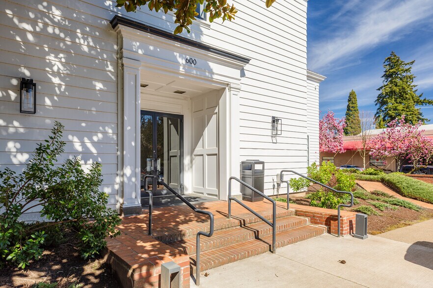 More Photos Of 600 A Ave, Lake Oswego Office For Lease