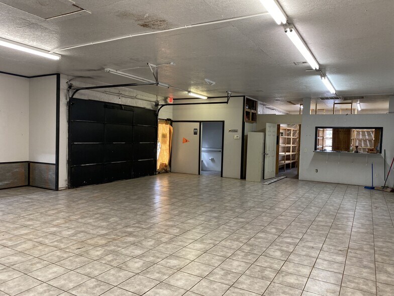 More Photos Of 13433 NW Expressway, Piedmont Flex For Lease
