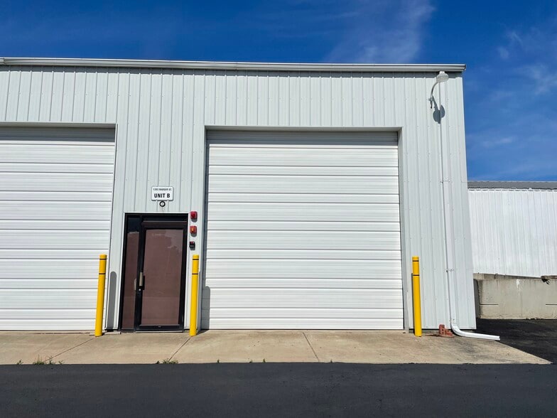 More Photos Of 1203 Badger St, Yorkville Warehouse For Lease
