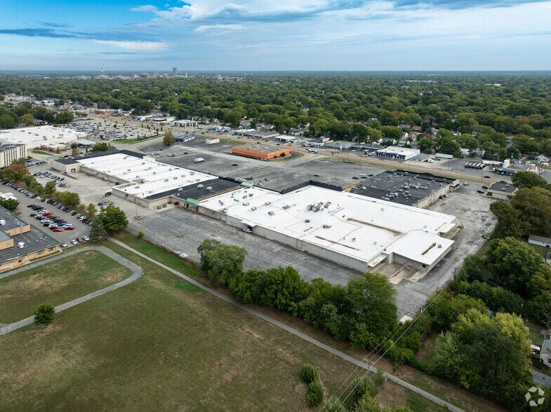 More Photos Of 2301-2585 S MacArthur Blvd, Springfield General Retail For Sale