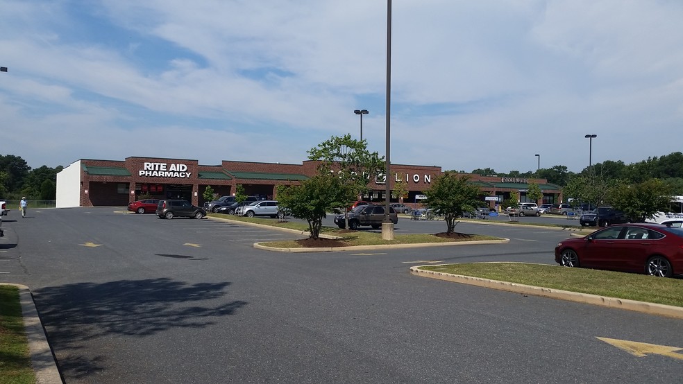 More Photos Of 838-840 S 5th Ave, Denton Supermarket For Lease