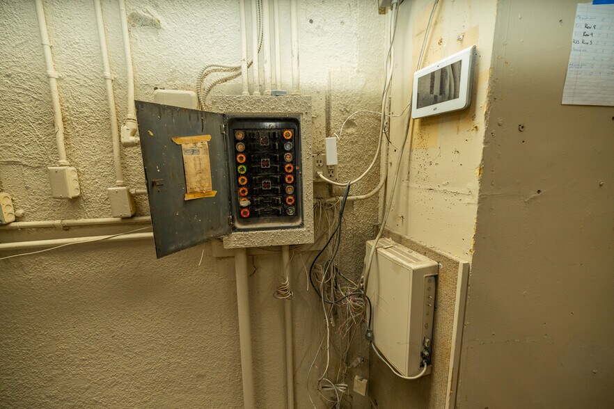 More Photos Of 1016-1020 N 10th St, Kansas City Light Distribution For Sale