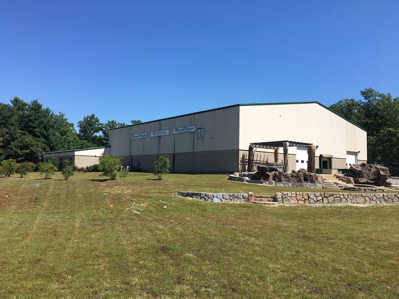Primary Photo Of 4 Center St, Merrimack Service For Lease