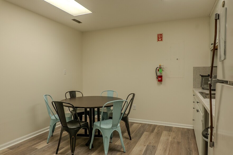 More Photos Of 6504 Burlington Rd, Whitsett Manufacturing For Lease