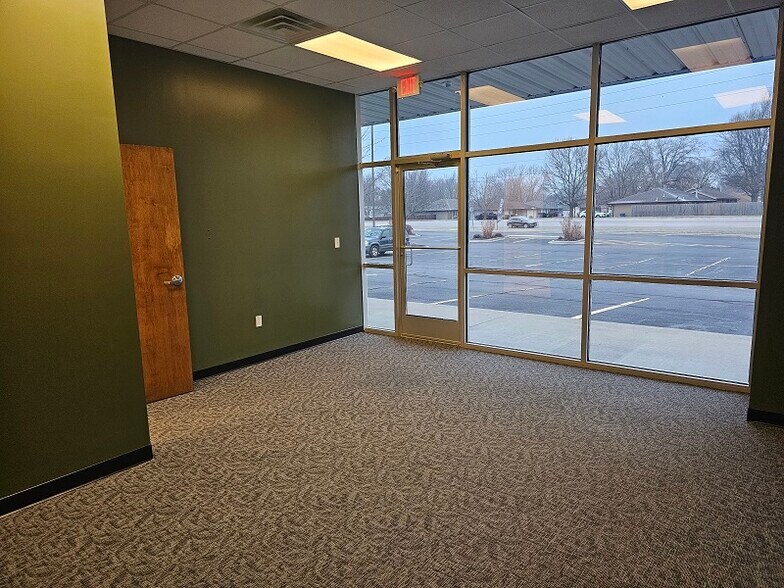 More Photos Of 4852-4854 S State Highway Ff, Battlefield General Retail For Lease