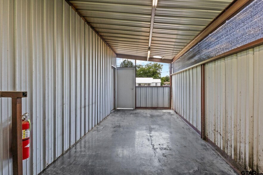 More Photos Of 908 W Broadway St, Winnsboro Flex For Sale