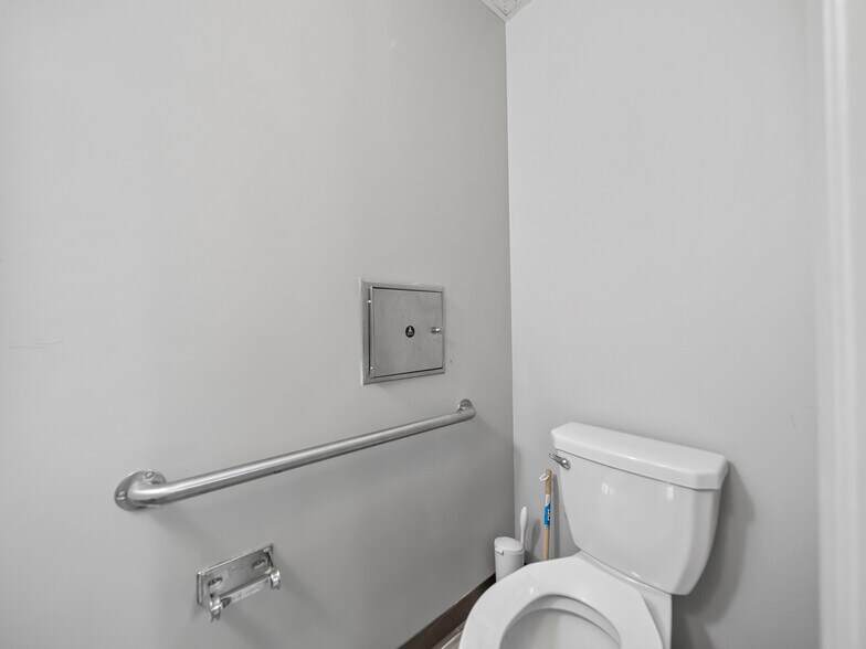 More Photos Of 375 Municipal Dr, Richardson Medical For Sale