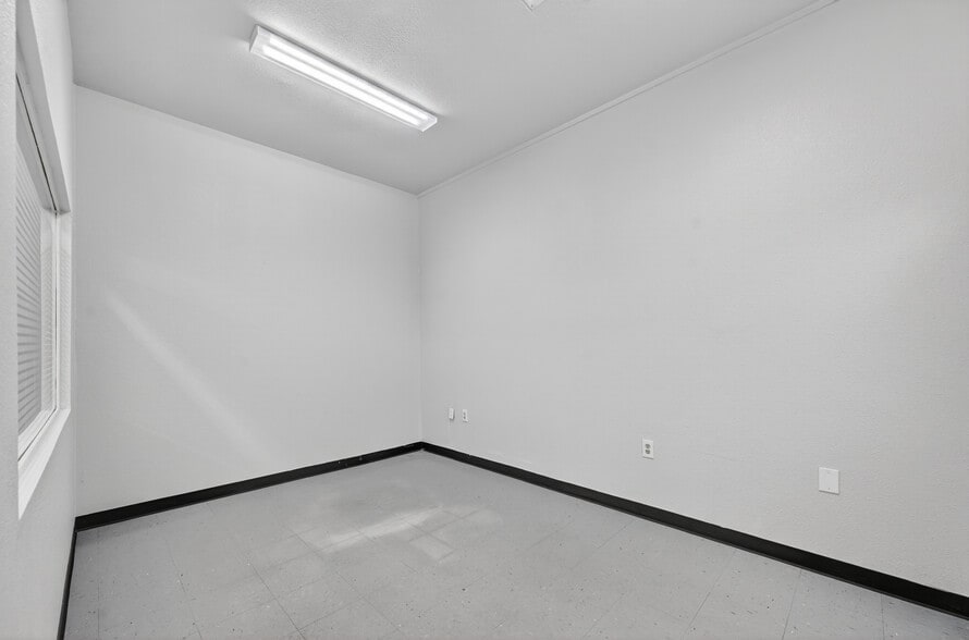 More Photos Of 3413 Herring Ave, Irving Funeral Home For Lease