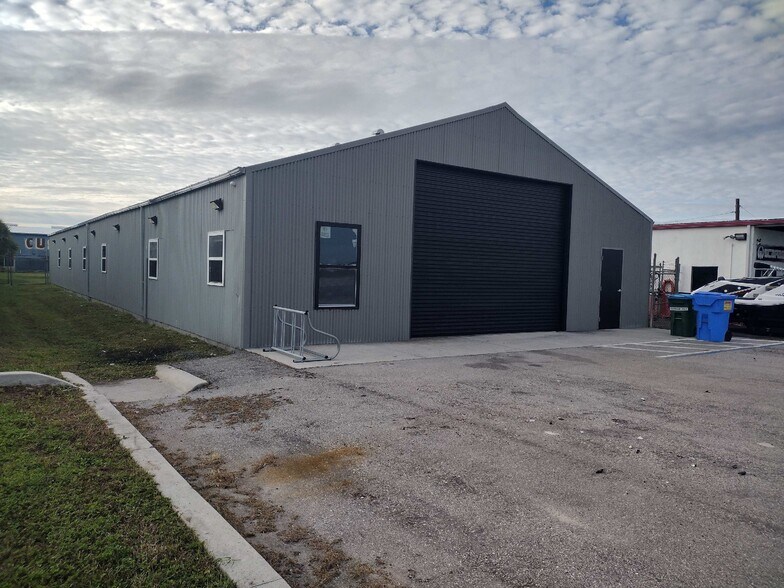 More Photos Of 11118 S Cleveland Ave, Fort Myers Warehouse For Lease