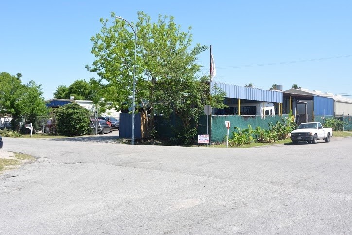 More Photos Of 8921 Daffodil St, Houston Industrial For Sale