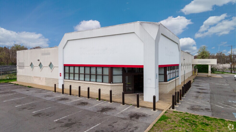 More Photos Of 4635 S Capitol St SW, Washington Drugstore For Lease