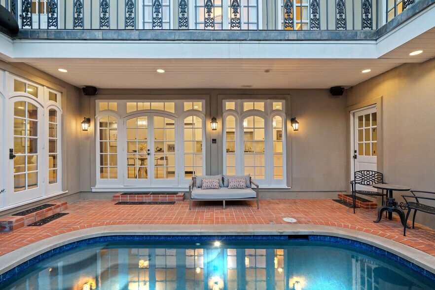 More Photos Of 1810 W 35th St, Austin Specialty For Sale