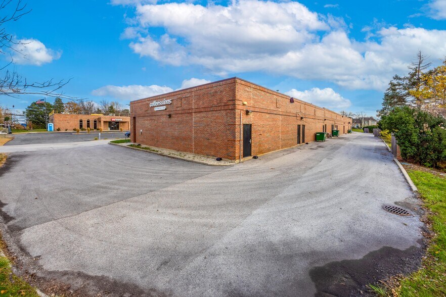 More Photos Of 820 Wheeling Rd, Wheeling General Retail For Sale