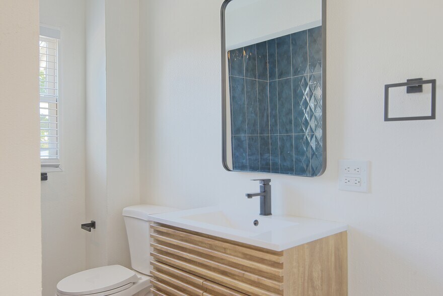 More Photos Of 1200 40th St S, Saint Petersburg Office For Sale