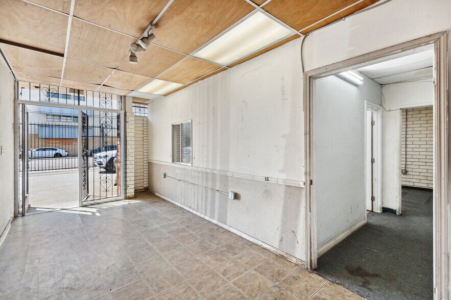 More Photos Of 2622 S Grand Ave, Los Angeles Warehouse For Sale