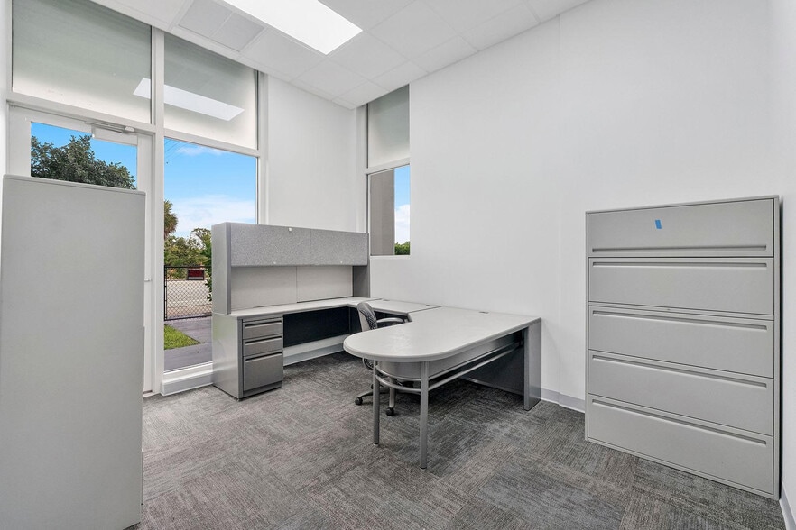 More Photos Of 1300 S Dixie Hwy, Lantana Coworking Space