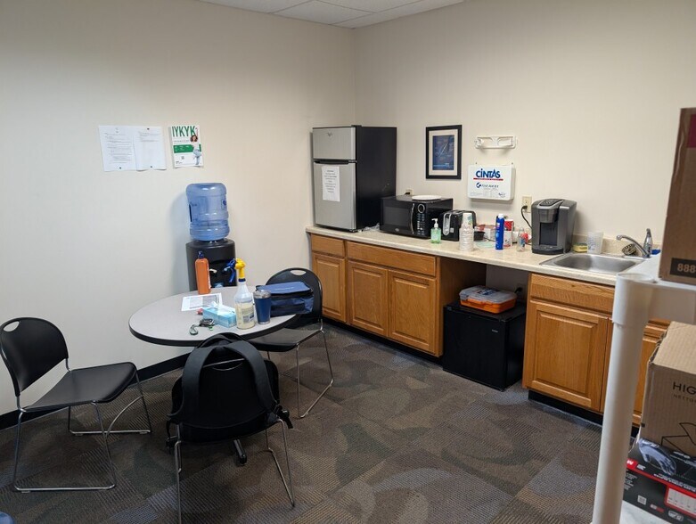 More Photos Of 333 W Dickman Rd, Battle Creek Auto Repair For Lease