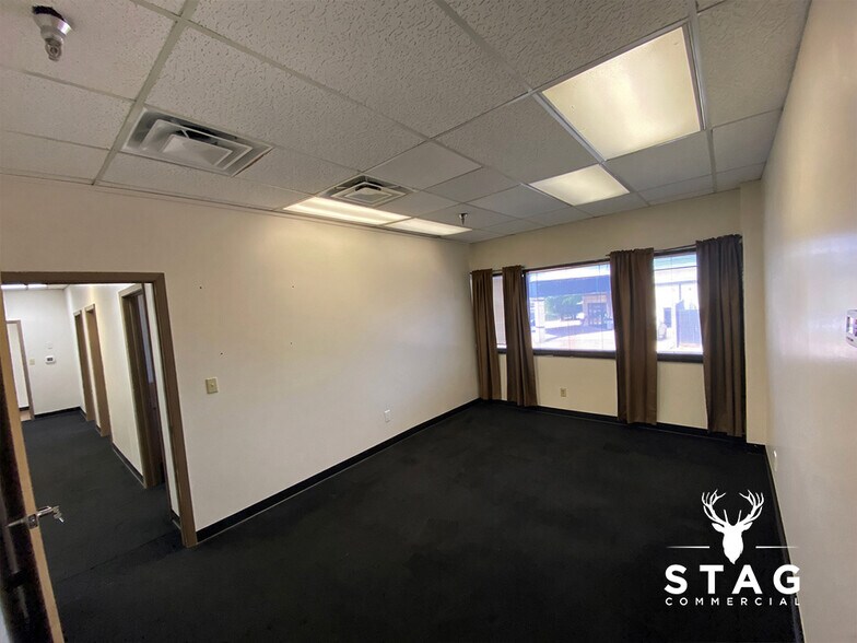 More Photos Of 3901 Airport Fwy, Bedford Office For Lease