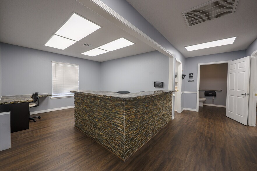 More Photos Of 601 S Broadway St, Grove Medical For Sale