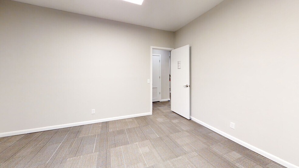 More Photos Of 2920 Edgewood Cir, Columbus Office For Lease