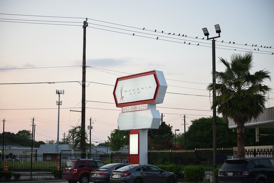 More Photos Of 8939 Long Point Rd, Houston Freestanding For Sale