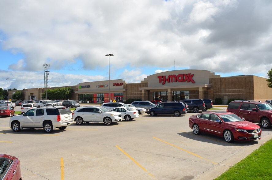 More Photos Of 206 Wilmar Ave, Grand Island General Retail For Lease