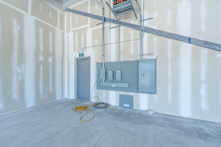 More Photos Of 197 Pinehurst Rd, Paris General Retail For Lease