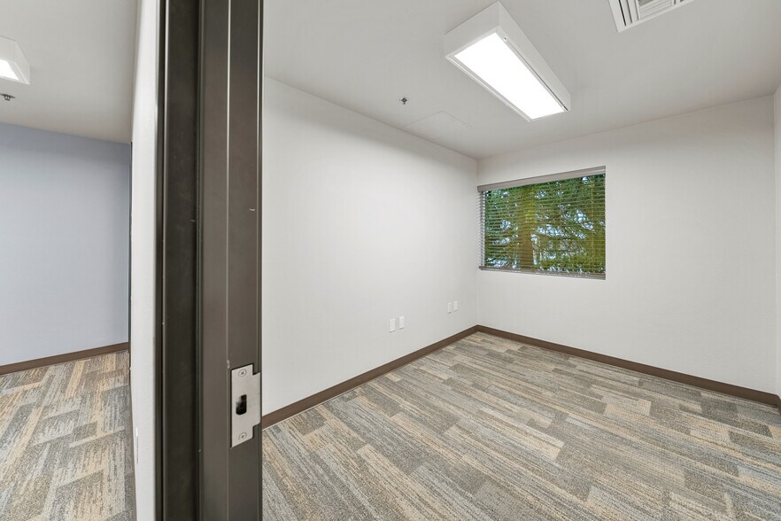 More Photos Of 2166 NW Vine St, Grants Pass Medical For Sale