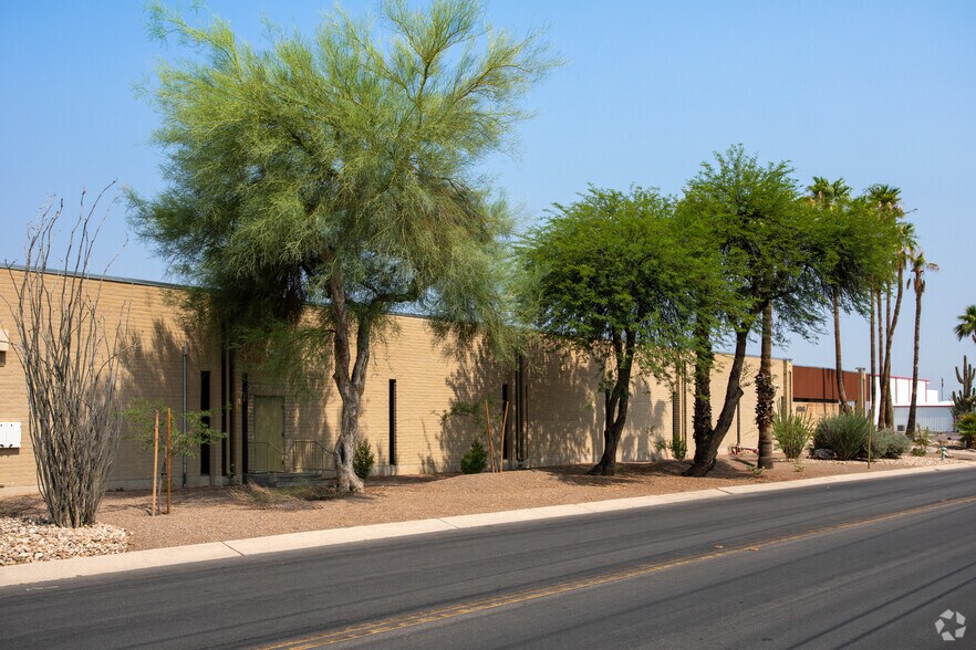 More Photos Of 6868 S Plumer Ave, Tucson Flex For Lease