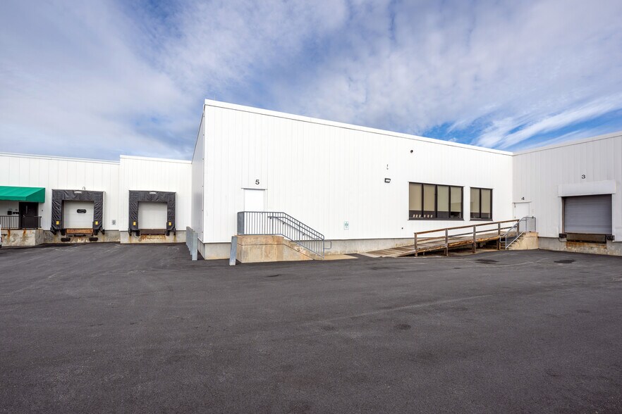 More Photos Of 115 Tripps Ln, Riverside Flex For Lease