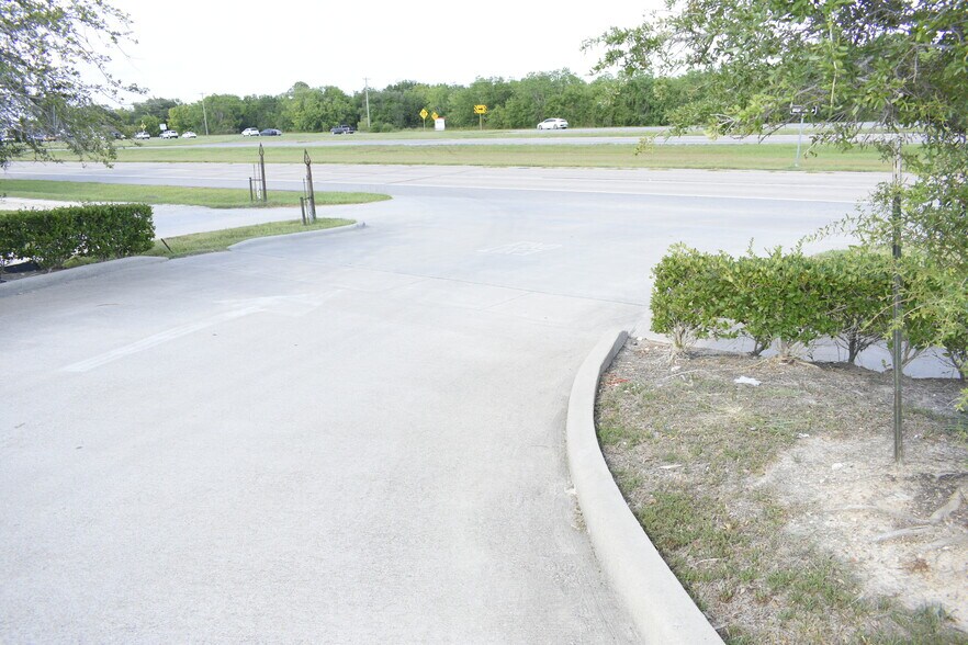 More Photos Of 253 N Bypass 35, Alvin Storefront For Lease