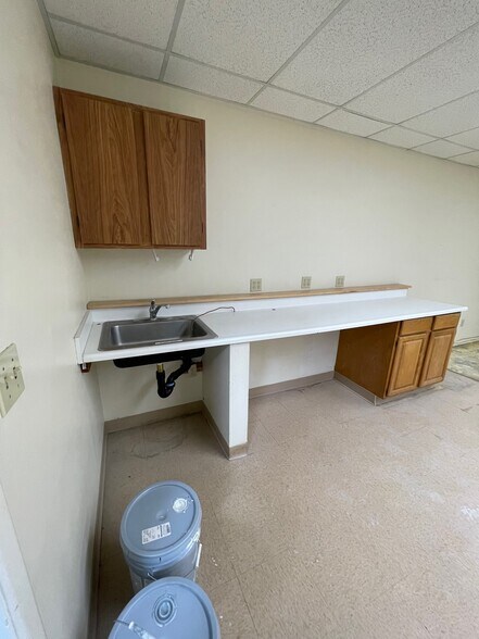 More Photos Of 19428-19434 Business Center Dr, Northridge Warehouse For Lease