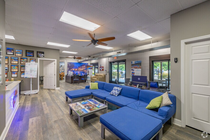 More Photos Of 2526-2530 Duplex Rd, Spring Hill Showroom For Sale