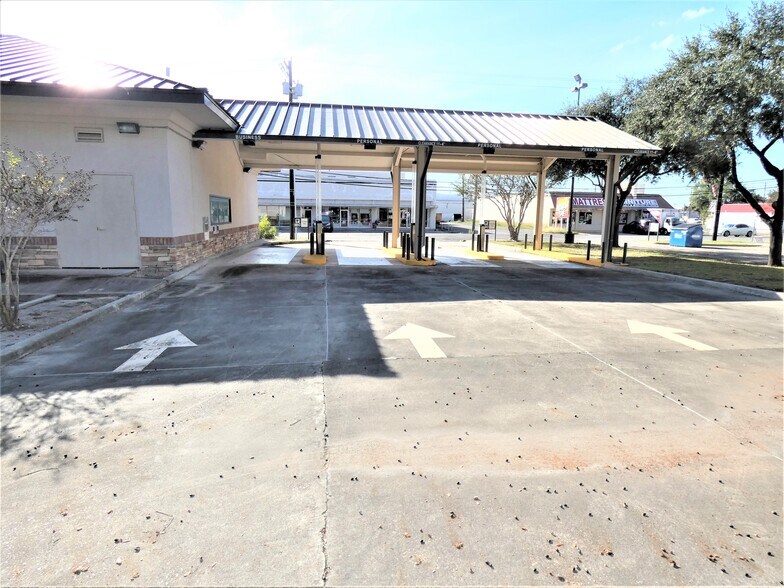 More Photos Of 300 N St Marys St, Beeville Bank For Sale