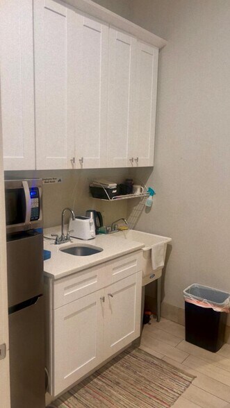 More Photos Of 3317 Lithia Pinecrest Rd, Valrico Unknown For Lease