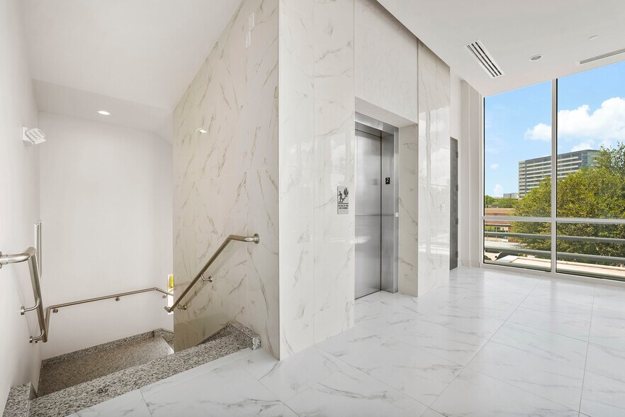 More Photos Of 1140 Enclave Pky, Houston Medical For Sale