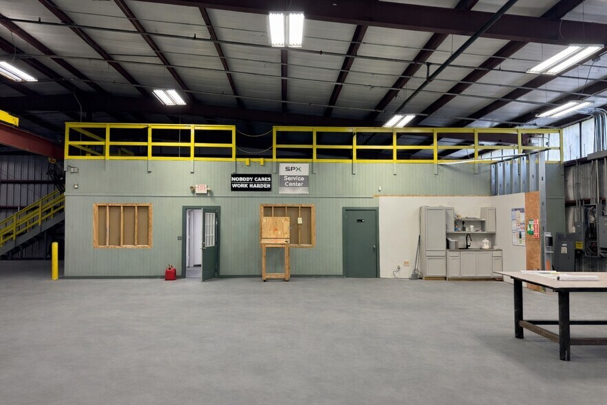 More Photos Of 399 Prairie Industrial Pky, Mulberry Warehouse For Lease