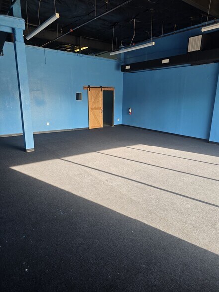 More Photos Of 801 8th Ave W, Palmetto Showroom For Lease