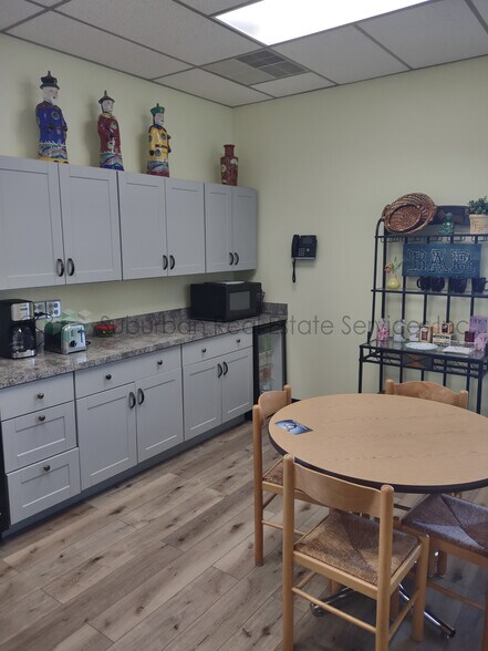 More Photos Of 2111 Plum St, Aurora Office For Lease