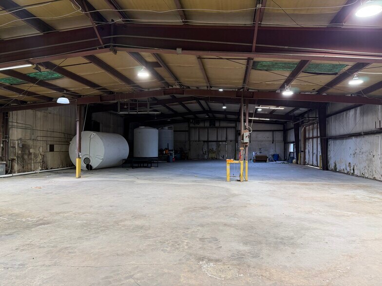 More Photos Of 3938 Runway Rd, Memphis Warehouse For Lease