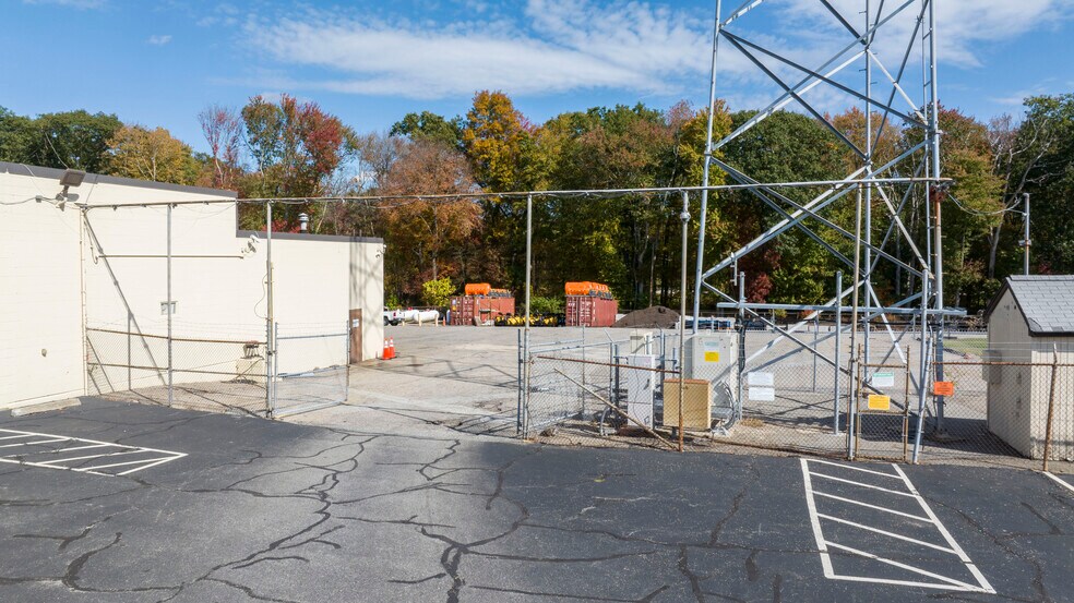 More Photos Of 1320 Eddie Dowling Hwy, Lincoln Showroom For Lease