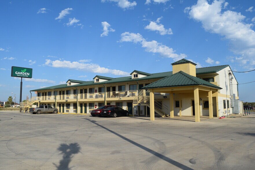More Photos Of 229 S Interstate 35, Pearsall Hotel For Sale