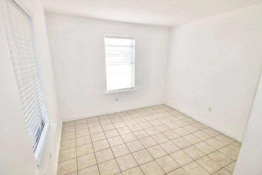 More Photos Of 610 Dundee Rd, Dundee Storefront Retail Residential For Lease