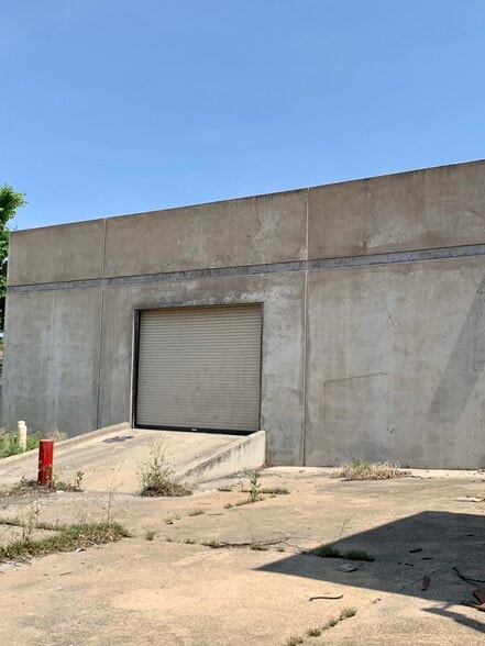 More Photos Of 2373 Stemmons Trl, Dallas General Retail For Sale