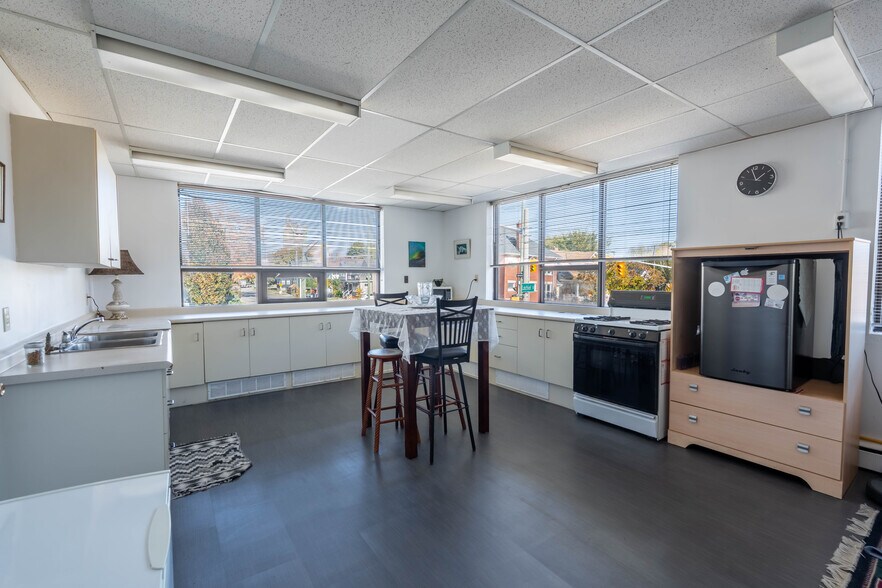 More Photos Of 219 Lochiel St, Sarnia General Retail For Sale